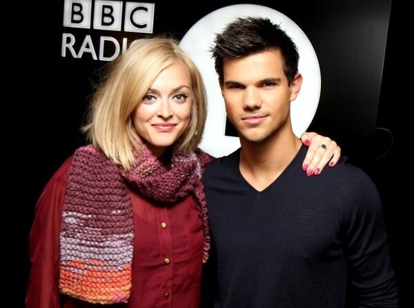 Тейлор Лотнер присоединился к Fern Cotton на BBC Radio1 Тейлор Лотнер присоединился к Fern Cotton на BBC Radio1