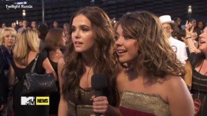Интервью Зои Дойч и Сары Хайланд перед VMA: «Надеемся, мы не разочаруем»(29 августа)